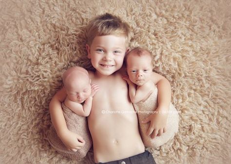 Newborn Twin Photos, Twins Posing, Newborn Sibling, Newborn Twins Photography, Twin Pictures, Sibling Pictures, Twin Photography, Milestone Photography, Foto Newborn