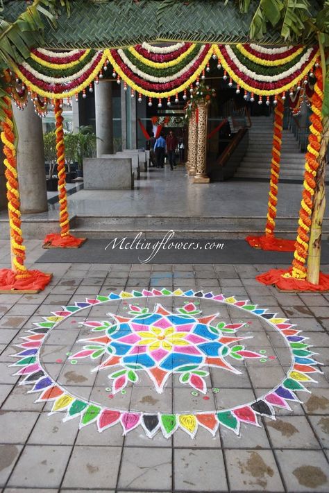 House Warming Kolam, House Warming Flower Decorations, Pandhiri Decoration, House Warming Rangoli Designs, Rangoli For House Warming, Traditional Housewarming Decorations, House Warming Ceremony Decoration, House Warming Decorations Indian, House Decor Wedding