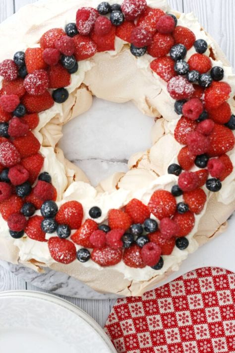 Christmas Pavlova Ideas, Christmas Pavlova Wreath, Christmas Dessert Easy, Pavlova Toppings, Pavlova Wreath, Baking With Toddlers, Christmas Pavlova, Meringue Pavlova, Pavlova Recipe