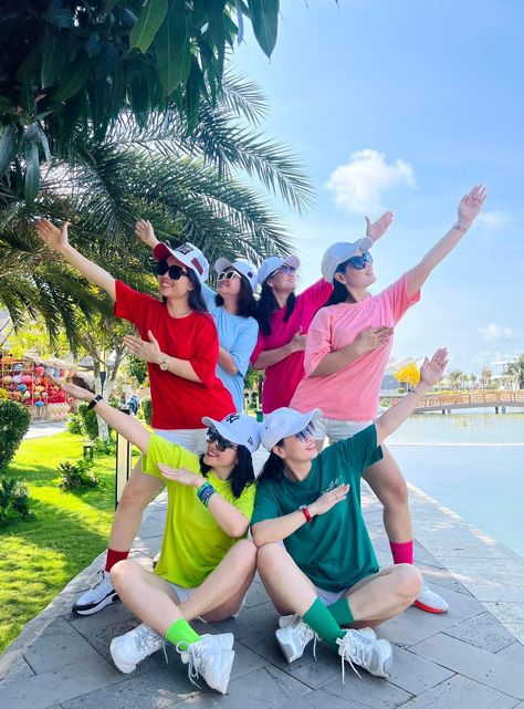 Photo Pose For Friends Group, Group Pose Reference 12 People, Cousin Group Photo Ideas, Silly Group Poses, 6 Person Group Pose, Silly Group Photos, Friends Photoshoot Ideas Group, Trip Photo Ideas Friends, Poses Group Photo