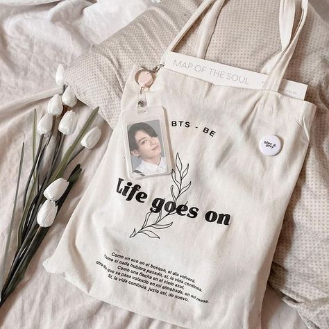 ˏˋ @m1lkchi ˎˊ˗ // © 𝙘𝙧𝙚𝙙𝙞𝙩 𝙩𝙤 𝙤𝙬𝙣𝙚𝙧 // bts kpop merch collection aesthetic Bts Tote Bag Design, Kpop Merch Collection, Korean Tote Bag, Tote Bag Bts, Kpop Tote Bag, Bts Bag, White Korean, Army Accessories, Kpop Store