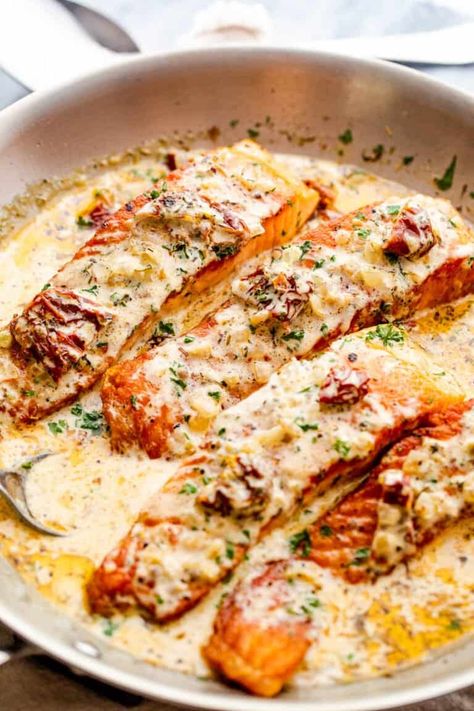 Cod With Sun Dried Tomatoes, Salmon Pasta Recipes Creamy Sundried Tomatoes, Salmon Italian Style, Salmon Receipts, Sundried Tomato Sauce, Sundried Tomato Recipes, Mediterranean Diet For Beginners, Sun Dried Tomato Sauce, Fresh Salmon