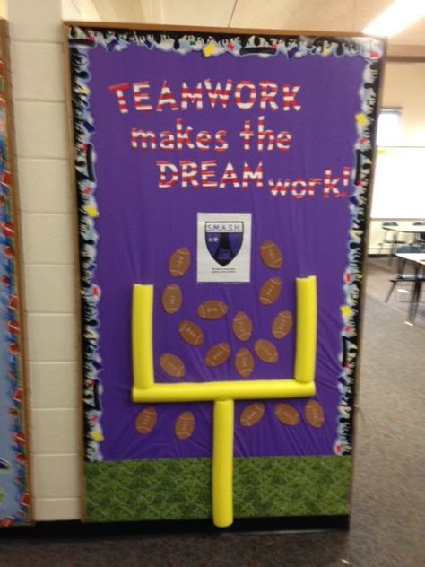 Data Bulletin Boards, Sports Bulletin Boards, School Wide Themes, Door Decorations College, Sports Theme Classroom, Sports Classroom, Teamwork Makes The Dream Work, Team Theme, Classroom Decor High School