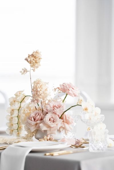 Modern & Romantic Pastel Wedding Ideas - Polka Dot Wedding Pastel Wedding Ideas, Romantic Pastel Wedding, Pastel Wedding Theme, Elegant Centerpiece, Polka Dot Wedding, Pastel Wedding, Deco Floral, Wedding Table Settings, Floral Centerpieces