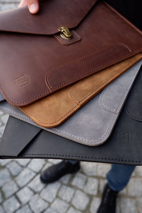 Leather Suspenders Men, Mens Backpack Fashion, Leather Macbook Case, Leather Laptop Sleeve, Leather Laptop Case, Latest Laptop, Hand Bags For Women, Macbook Retina, Leather Workshop