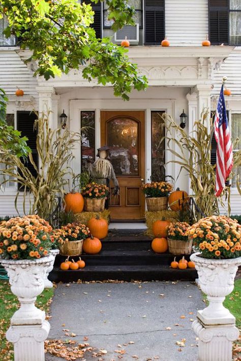 Whether you go all out with pumpkins and bales of hay, you're on the hunt for stylish door swag, or you simply want to give it a seasonal update, these front porch fall decor ideas will definitely steer you in the right direction. #fallporchideas #porchideas #falldecor Porche Halloween, Fall Front Porch Ideas, Dekorasi Halloween, Outside Fall Decor, Halloween Diy Outdoor, Patio Grande, Halloween Front Porch Decor, Fall Front Porch Decor, Halloween Front Porch