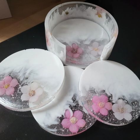 Resin Art On Mdf Board, Resin Flower Coasters, Wood Resin Table, Flower Coasters, Epoxy Resin Diy, Resin Crafts Tutorial, Diy Resin Projects, Cement Crafts, Epoxy Resin Crafts