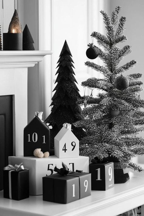 Black White And Gold Christmas, Black And White Christmas Decor, Black White Christmas Tree, White Christmas Decor Ideas, Black Christmas Decorations, Merry Christmas Black, Black And White Christmas, Black White Christmas, Silver Christmas Decorations