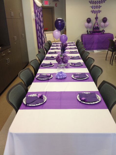 Purple table decorations Purple And Gray Party Decorations, Purple Table Cloth Ideas, Simple Purple Table Decorations, Purple Birthday Party Table Decorations, Purple Place Settings, Purple And White Table Setting, Purple Party Table Decorations, Purple Table Settings Birthday, Purple Dinner Party Decor