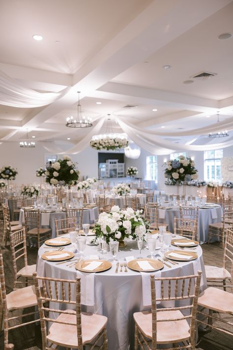 Modern White Wedding Table Decor, Grand Ballroom Wedding, Modern Chic Wedding Decor Style, Modern Chic Wedding Decor, Classy Wedding Reception, Classic Ballroom Wedding, Wedding Dinner Table Setting, White Wedding Table Decor, White Rose Centerpieces