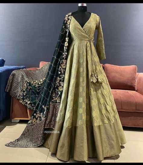 Designer Anarkali Dresses, Trendy Outfits Indian, Long Gown Design, Lehenga Designs Simple, Anarkali Dress Pattern, Traditional Indian Dress, Long Dress Design, Salwar Kamiz, Red Lehenga