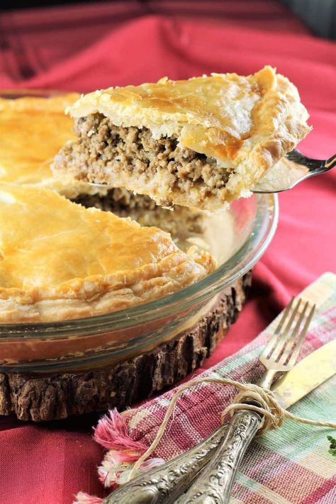 Tourtière (Traditional French Canadian Meat Pie) Canadian Treats, Tortiere Recipe, French Canadian Meat Pie Recipe, Canadian Meat Pie Recipe, Canadian Meat Pie, French Meat Pie, Pork Pies, Canadian Dishes, Canadian Cuisine