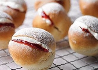 Sweet Rolls Recipe Skyrim, Scottish Cream Buns Recipe, Devonshire Splits Recipe, Devonshire Split Buns, Great British Bake Off Recipes Breads, Devonshire Splits, Cream Buns Recipe Fiji, Cream Buns, Iced Buns