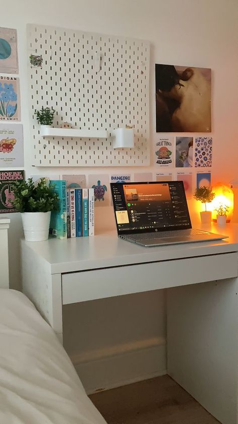 Aesthetic Room With Desk, Aesthetic Desk Ideas Simple, Teen Study Room Ideas, Uk Uni Room Decor, Torald Desk, Desk Inspiration Bedroom, Study Desk Inspiration, Desk Room Ideas, Clean Room Ideas