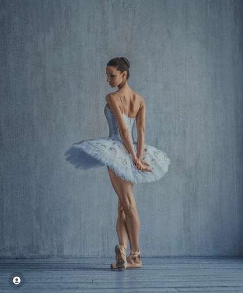 Ballet Photography Poses, Ballerina Poses, Ballet Dance Photography, Dance Picture Poses, Dance Photo Shoot, Ballet Pictures, Dancing Drawings, Dance Photography Poses, Dance Dreams