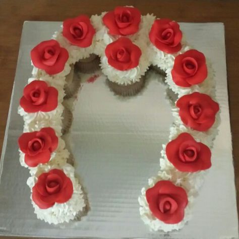 Kentucky Derby Horseshoe Cupcake Cake Red Rose Cupcakes, Cupcake Cakes Pull Apart, Kentucky Derby Desserts, Cupcake Cake Ideas, Kentucky Derby Birthday, Preakness Party, Kentucky Derby Decorations, Kentucky Derby Food, Kentucky Derby Theme