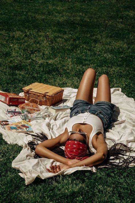 Picnic For One Aesthetic, Outside Summer Photoshoot, Spring Summer Photoshoot, Photoshoot Ideas For Clothes, Photoshoot Ideas Outside Summer, Photoshoot Garden Ideas, July Photoshoot Ideas, Picnic Instagram Pictures, Summer Shoot Ideas