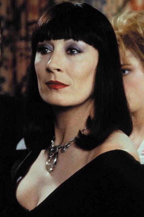 The Best TV & Movie Witches To Be For Halloween 2019 The Witches 1990, The Witch Movie, Marla Singer, Popular Costumes, Three Witches, Teen Witch, Berry Lipstick, Witch Costumes, Anjelica Huston