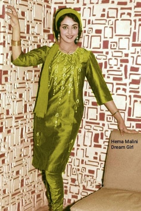 Indian 60s Fashion, 60s Indian Fashion, Retro Looks Women Outfits Bollywood, Bollywood Costume Ideas, Retro Bollywood Theme Party Outfit, Indian Retro Outfits, 60s Bollywood Fashion, Retro Bollywood Theme Party, Retro Saree Look