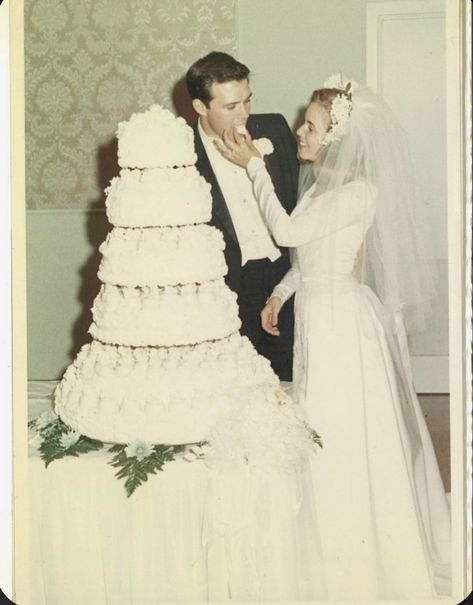 60s Aesthetic Wedding, 1960s Wedding Photos, 60s Wedding Aesthetic, Vintage Wedding Pictures, 70s Bride, Wedding Day Aesthetic, 1990s Wedding, Wedding Dresses 70s, 90s Wedding