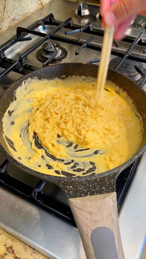 Ramen Noodles Cheese, Sticky Ramen Noodles, Cheesy Samyang Noodles, Ramen Noodle Mac And Cheese, Cheesy Shin Ramyun, Ramen Recipes Cheese, Noodle Recipes Cheesy, Creamy Cheesy Ramen Noodles, Cheese Roman Noodles