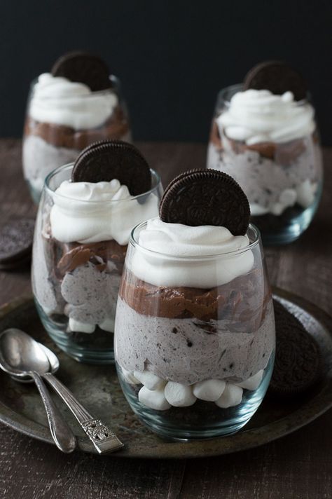 Over the Top Chocolate Cheesecake Oreo Parfaits - this is the BEST chocolate parfait! Oreo Parfait, Resep Starbuck, Chocolate Parfait, Sommer Mad, Cheesecake Oreo, Oreo Recipes, Good Eat, Think Food, Glass Cups