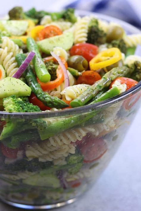 Springtime Pasta Salad is an easy, light, refreshing and yet such a satisfying recipe with a simple lemon vinaigrette, olives and fresh veggies. Meal For Company, Macaroni Salads, Vegan Easter Recipes, Sommer Mad, Ground Beef Stroganoff, Yummy Salads, Pasta Salad Recipe, Lemon Vinaigrette, Pasta Salads