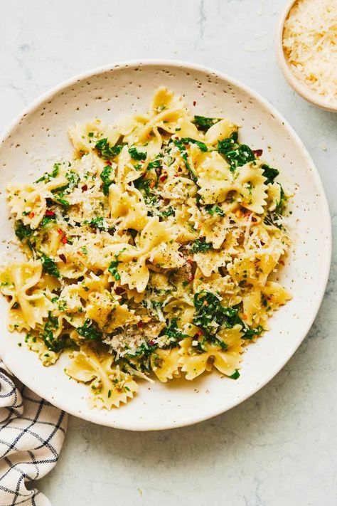 Creamy Kale Pasta Recipe - Pinch of Yum Kale Chicken Pasta, Curly Kale Recipes, Kale Pasta Recipe, Creamy Kale, Curly Kale, Garlic Kale, Kale Pasta, Pinch Of Yum, Butter Pasta