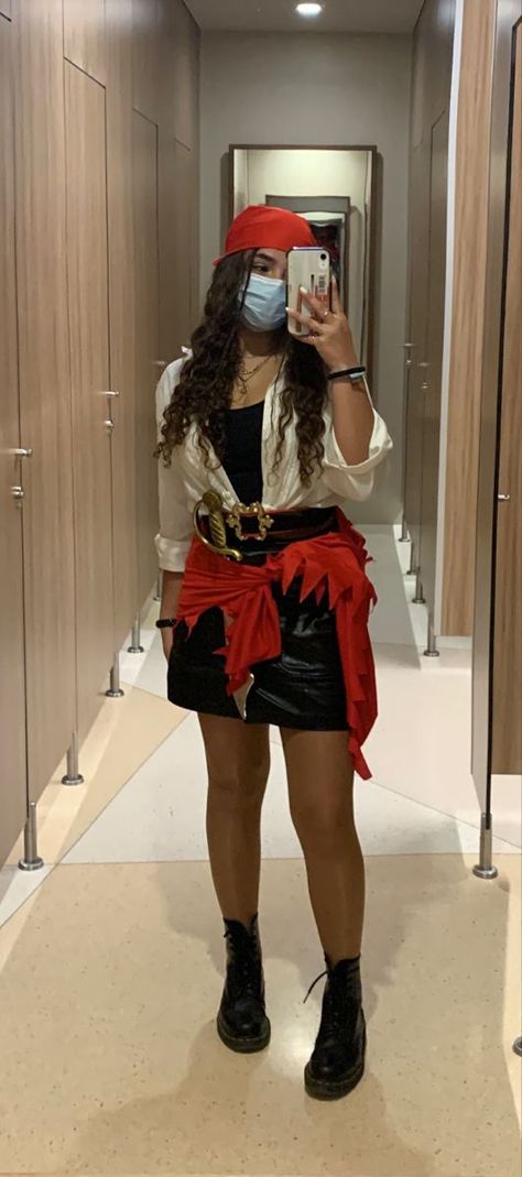 Diy Women Pirate Costume, Pirate Outfit Easy, Pirate Easy Costume, Pirates Costume Diy, Pirate Dress Female, Pirate Costume Female Diy, Diy Pirate Outfit, Women’s Pirate Costume Diy, Womens Pirate Outfit