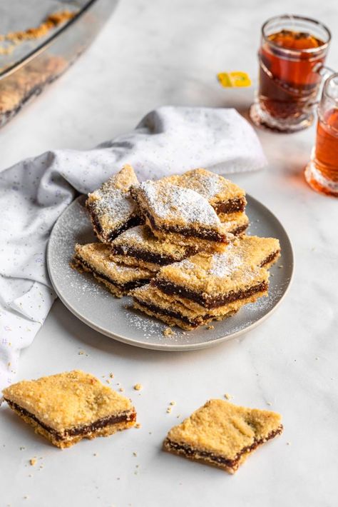 An easy date maamoul recipe, delicious and simplified by being made in bar form! This is called "maamoul mad" and it cuts down on prep time SO MUCH! Perfect for Eid or any celebration. Date Filling Recipe, Desserts With Dates, Maamoul Recipe, Date Filling, Middle Eastern Bread, Semolina Recipe, Crumb Recipe, Middle Eastern Desserts, Pie Tops