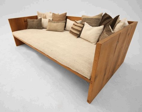 Wooden pallet furniture Reclaimed Wood Chair, Reclaimed Wood Beds, Wooden Couch, Wooden Daybed, Diy Couch, Reclaimed Furniture, Concept Home, Diy Sofa, Daybed Sofa