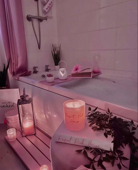 Candles Aesthetic Cozy, Baie Vintage, Aesthetic Bath, Bath Aesthetic, Bathroom Aesthetics, Wallpaper Bathroom, Organization Bathroom, Dream Bath, Aesthetic Bathroom