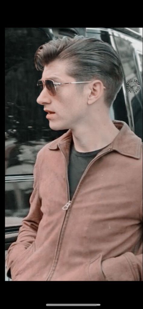 Alex Turner Short Hair, Alex Turner Hairstyle, Alex Turner Lockscreen, Am Alex Turner, Jamie Cook Arctic Monkeys, Arctic Monkeys Lockscreen, Cook Wallpaper, Alex Turner Hair, Alex Turner Wallpaper