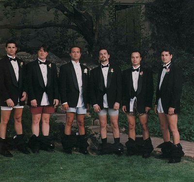 Funny Groomsmen Photos, Man Day, Groomsmen Photos, Groom And Groomsmen Attire, Wedding Groomsmen, Funny Photography, Wedding Photography Poses, Wedding Moments, Wedding Humor