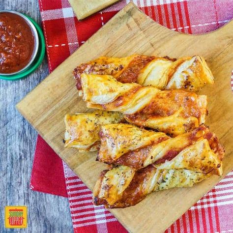 Trivia Night Snacks, Twist Recipes, Butter Sauce For Pasta, Pizza Twists, Puff Pastry Twists, Puff Pastry Pizza, Pastry Pizza, Pizza Pastry, Homemade Garlic Butter