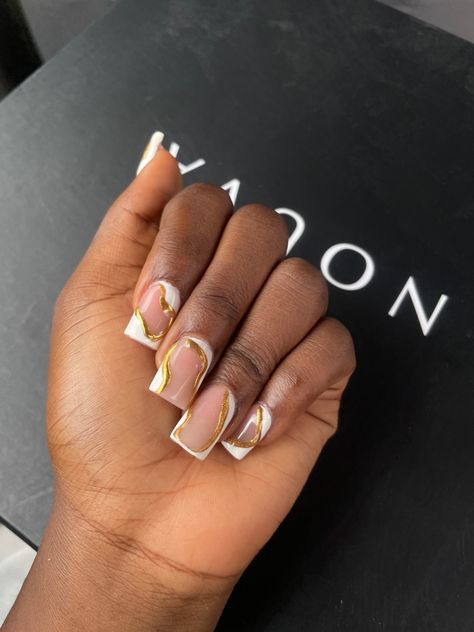 Short Nail Gold Designs, Gold Chrome Short Nails, 25th Birthday Nail Ideas, Short Nails Design Ideas 2024, Gold Nail Designs Short, Marble Short Nails, White French Tip With Gold, Short Chrome Nails Designs, 25th Birthday Nails