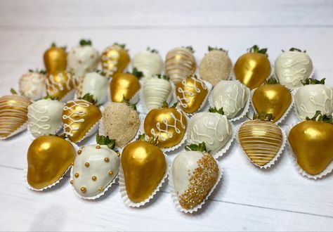 Gold And White Strawberries, White Gold Strawberries, White And Gold Chocolate Strawberries, Gold Chocolate Covered Strawberries, White Chocolate Covered Strawberries, Chocolate Covered Strawberry Cake, Black And Gold Cake, Gold Cookies, Strawberry Recipe