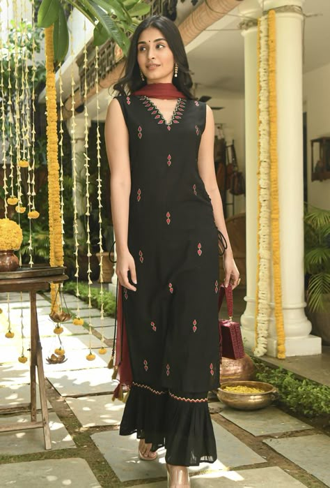 3 Piece Kurti For Women, Cotton Kurti Back Neck Designs, Black Kurta Set For Women, Black Kurti Design, Black Kurti, Stylish Kurtis Design, Trendy Outfits Indian, Traditional Suit, Simple Kurta Designs