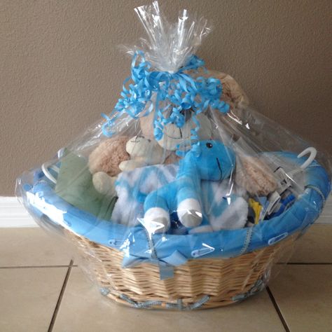 Baby Shower basket by Karol's Creations Baby Bath Gift, Bath Gift Basket, New Born Baby Boy, Baby Boy Gift Baskets, Luxury Baby Gifts, Kids Gift Baskets, Idee Babyshower, Baby Shower Baskets, Baby Gift Hampers