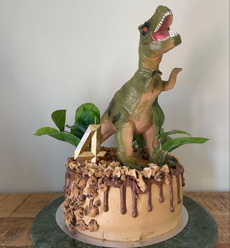 Dinotaart | dinosaurus cake | 4 jaar Dinosaurus Cake, Dinosaur Party, Buttercream Cake, Pound Cake, Cake Designs, Birthday Cake, Cake, Ethnic Recipes, Birthday