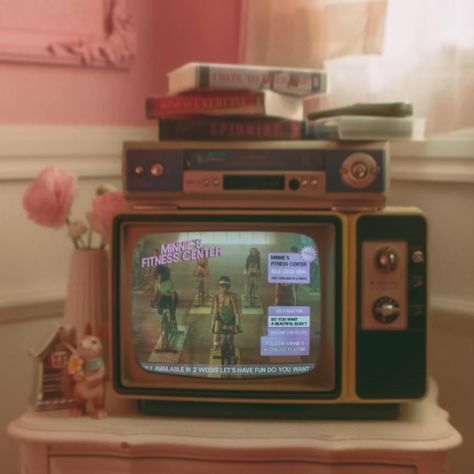 Gidle Allergy Mv, Vintage Album Covers Aesthetic, 2000s Vintage Aesthetic, Allergy Gidle, Gidle Allergy, Kpop Mv Aesthetic, 2003 Aesthetic, Eccentric Aesthetic, Gidle Aesthetic