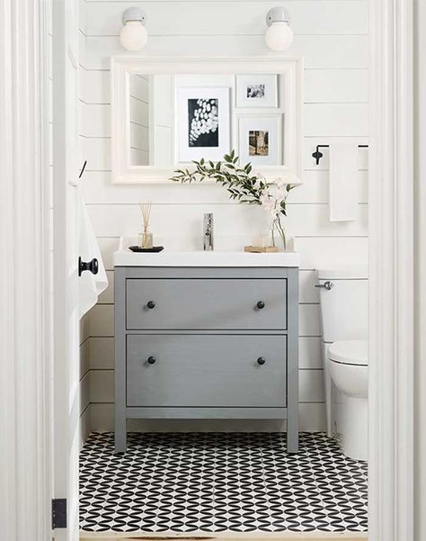 Farmhouse Powder Room, Rustic Powder Room, Powder Room Design Ideas, Makeover Kamar Mandi, Ikea Bathroom, Powder Room Design, Cottage Bathroom, Bad Inspiration, Downstairs Bathroom