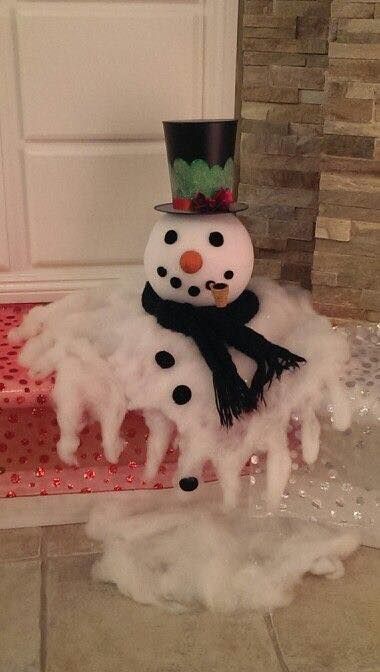 Melted Snowman Doorway Decoration...these are the BEST Homemade Christmas Decorating Ideas! Outdoor Christmas Diy, Jul Diy, Snowman Christmas Decorations, Christmas Decorations Diy Outdoor, Snowman Decorations, Office Christmas, Snowman Crafts, Homemade Christmas, Christmas Deco