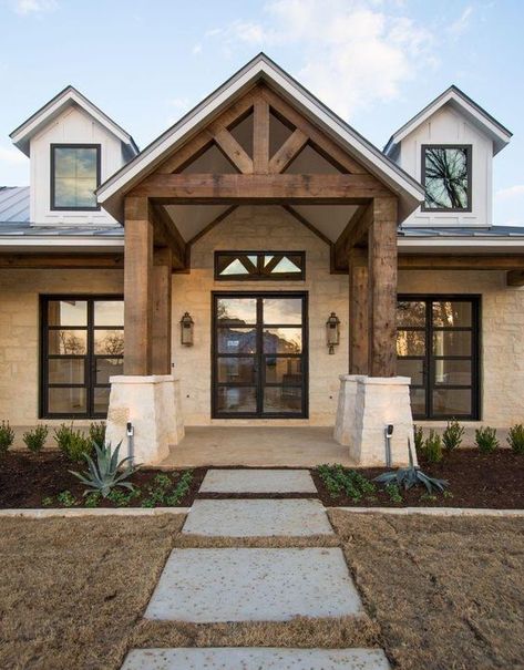 15 Modern Farmhouse Exteriors Must Haves - Nikki's Plate Rustic Farmhouse Exterior, Veranda Design, Layout Landscape, Simple Landscape, Design Backyard, Sun Landscape, Patio Grande, Farmhouse Exterior Design, Building A Porch