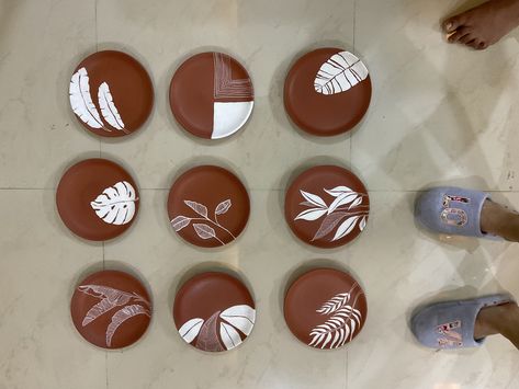 Ceramic Plates Wall Decor, Terracotta Plates, Paper Plate Art, Terracotta Jewellery Making, Circular Art, Diy Pottery Painting, Clay Plates, Diy Abstract Canvas Art, Plate Wall Decor