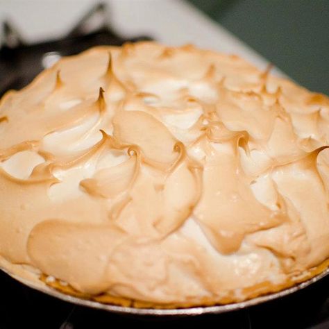 Mum-Mum's Butterscotch Pie Butterscotch Pie Recipe, Butterscotch Desserts, Butterscotch Pie, Meringue Pie Recipes, Creamy Macaroni And Cheese, Rich Desserts, Lemon Meringue Pie, Sweet Pie, Meringue Pie