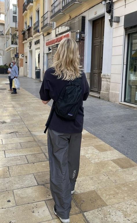 Backpack Aesthetic Outfit, Airport Aesthetic Outfit, Nana Komatsu Fashion, Patagonia Backpack, Trekking Outfit, Patagonia Outfit, Baggy Clothes, 90s Fashion Outfits, Cute Fall Outfits