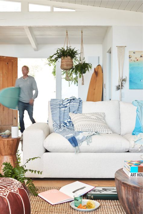 Surf Shack Living Room, Surfer Living Room, Surf Living Room, Vibes Living Room, Surf Interior, Surf Style Home, Tuscan Style Architecture, Beachy Living Room, Surf House Decor