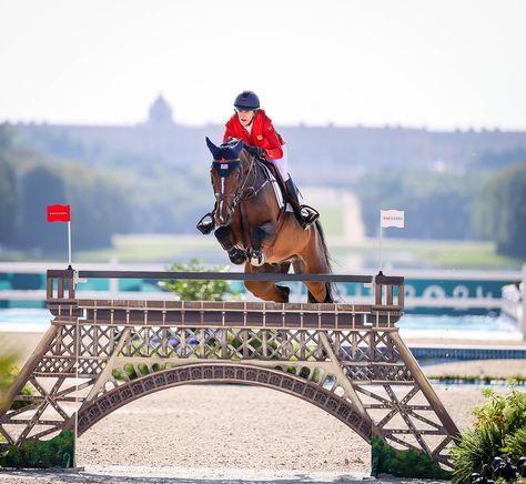 Give it up for our U.S. jumpers 👏🇺🇲  Both Laura Kraut riding Baloutinue and Karl Cook riding Caracole de la Roque had unfortunate rails down during today’s Show Jumping Individual Final, but these horses and riders are still bringing home a team silver medal, along with team member McLain Ward on Ilex.   They had a terrific week of jumping at the Olympics, so give them some love!  For a recap ⬇️  📷️: US Equestrian Olympic Show Jumping, Show Jumping Aesthetic, Equestrian Olympics, Senior Horse Care, Olympic Horses, Horse Show Jumping, Olympic Equestrian, Hunter Jumper Horses, Jumping Horses