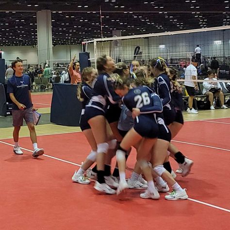 Volleyball Aesthetic Pictures, Cute Volleyball Pictures, Aesthetic Volleyball Photos, Club Volleyball Aesthetic, Volleyball Libero Aesthetic, Volleyball Aesthetic, Volly Ball Aesthetic Girl, College Volleyball Aesthetic, Volly Bal Girl Aesthetic